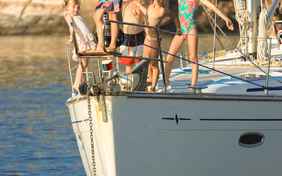 Ab drei gemeinsam segelnden Yachten wird eine Kinderbetreuung angeboten